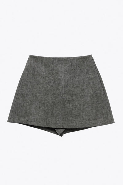 Falda short corto de fit ajustado, cintura alta, vivos decorativos posteriores y cierre lateral con cremallera oculta.