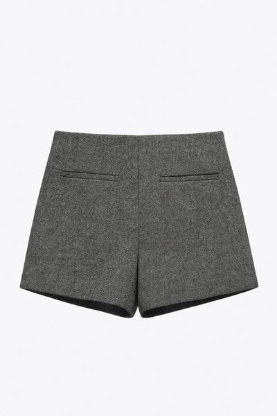 Falda short corto de fit ajustado, cintura alta, vivos decorativos posteriores y cierre lateral con cremallera oculta.