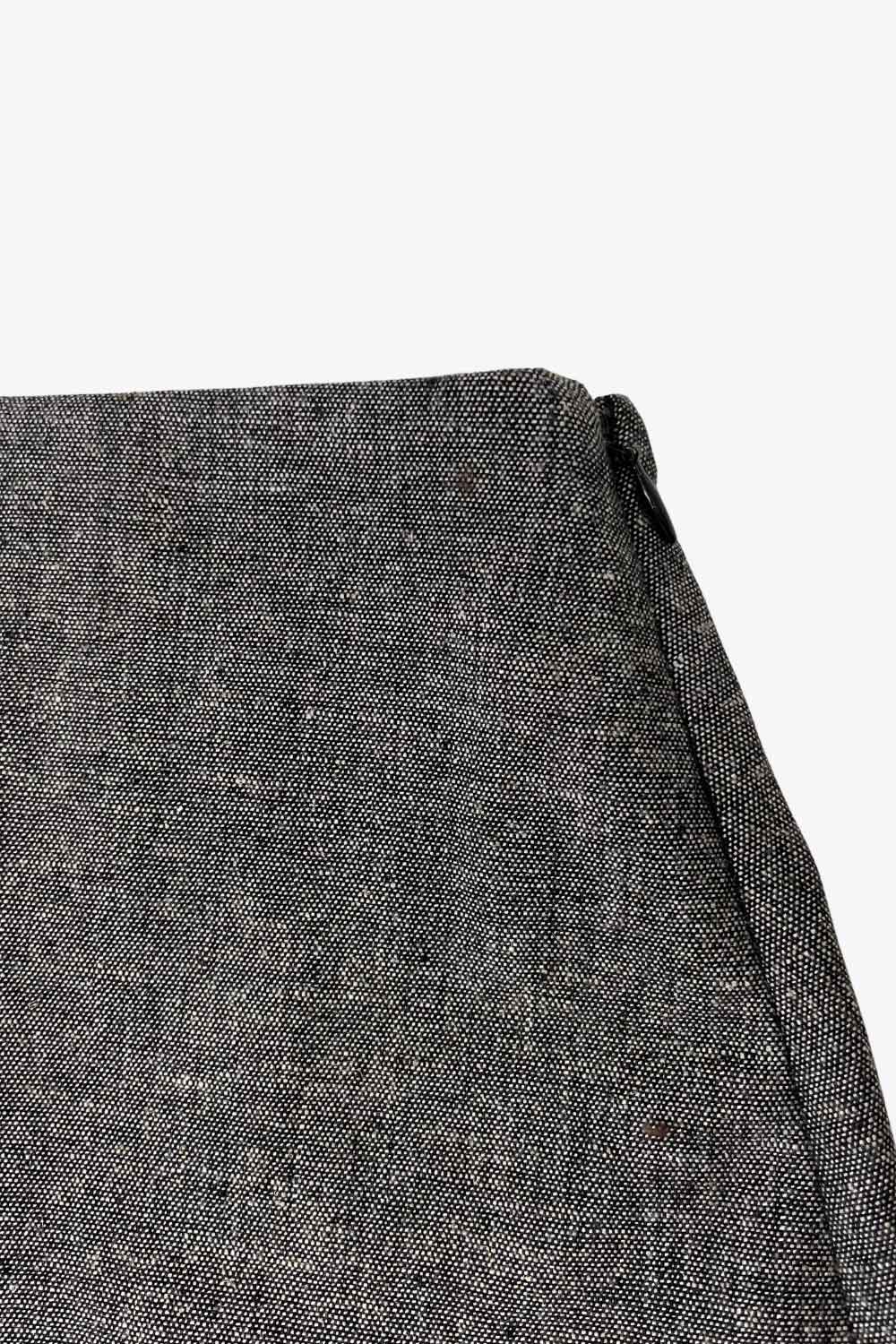 Falda short corto de fit ajustado, cintura alta, vivos decorativos posteriores y cierre lateral con cremallera oculta.