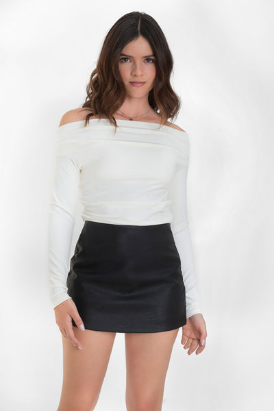 Falda short corto de efecto piel, cintura alta, fit ajustado y cierre lateral con cremallera oculta.