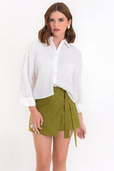 Falda short corte a con lazo lateral