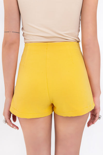 Falda short corto de fit ajustado, cintura alta y cierre lateral con cremallera oculta.