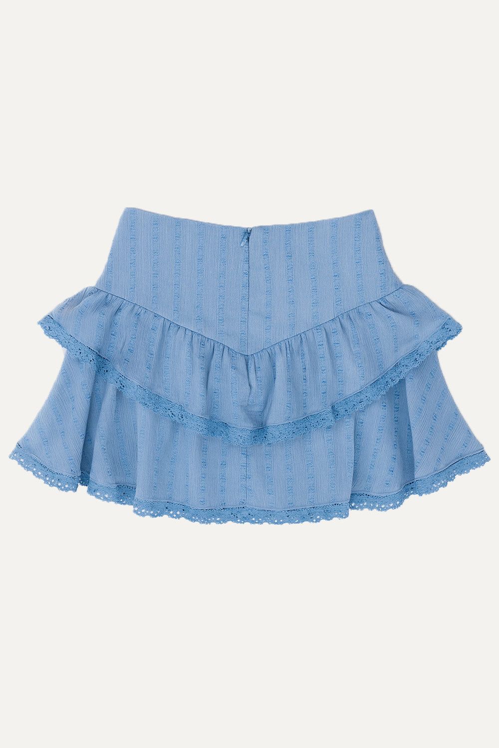 Falda short corto de cintura alta con pretina v frontal, corte en a, capas de olanes en bajo con encaje decorativo en borde y cierre posterior con cremallera oculta.