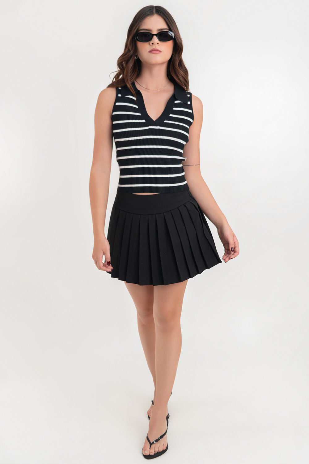 Falda short corto tableado, de cintura alta con pretina ancha, corte en a, detalle de tableado en bajo y cierre lateral con cremallera oculta.