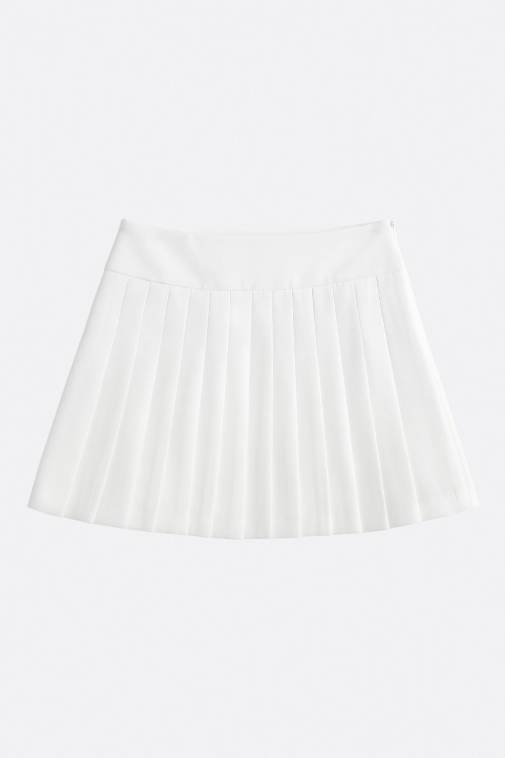 Falda short corto tableado, de cintura alta con pretina ancha, corte en a, detalle de tableado en bajo y cierre lateral con cremallera oculta.