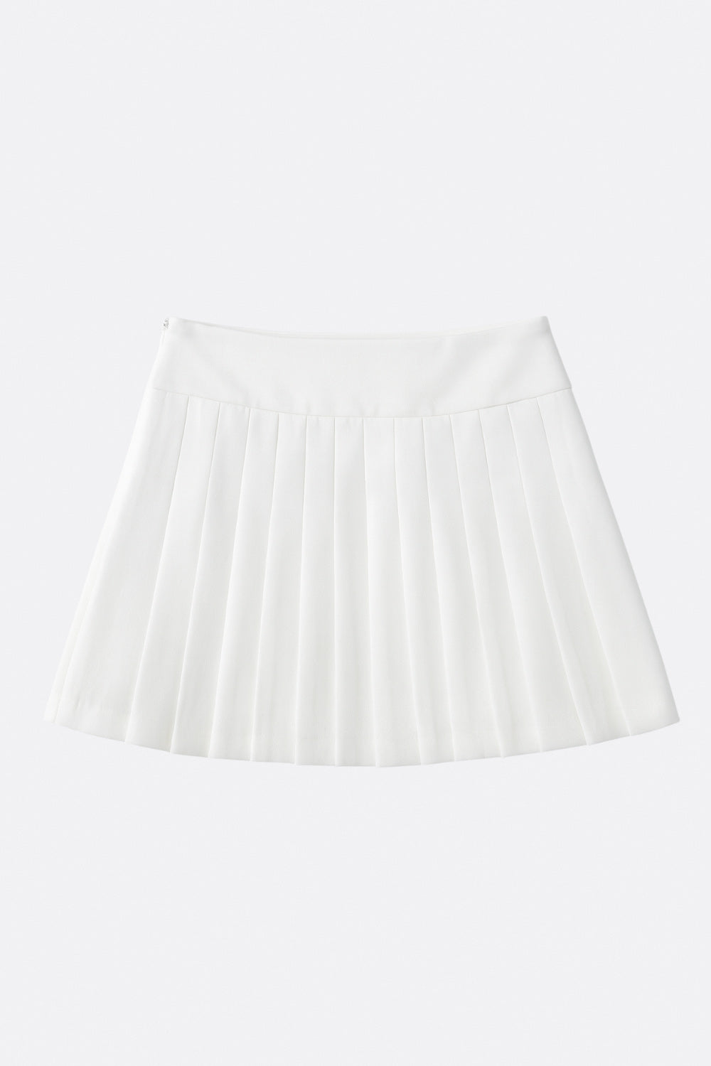 Falda short corto tableado, de cintura alta con pretina ancha, corte en a, detalle de tableado en bajo y cierre lateral con cremallera oculta.