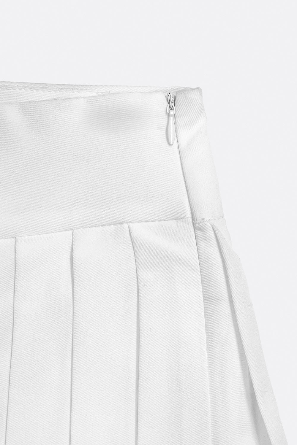 Falda short corto tableado, de cintura alta con pretina ancha, corte en a, detalle de tableado en bajo y cierre lateral con cremallera oculta.