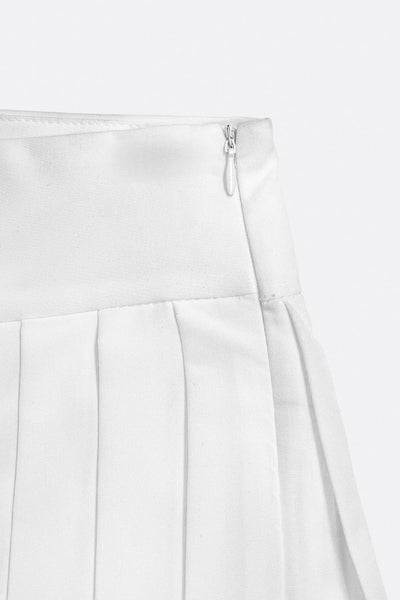 Falda short corto tableado, de cintura alta con pretina ancha, corte en a, detalle de tableado en bajo y cierre lateral con cremallera oculta.