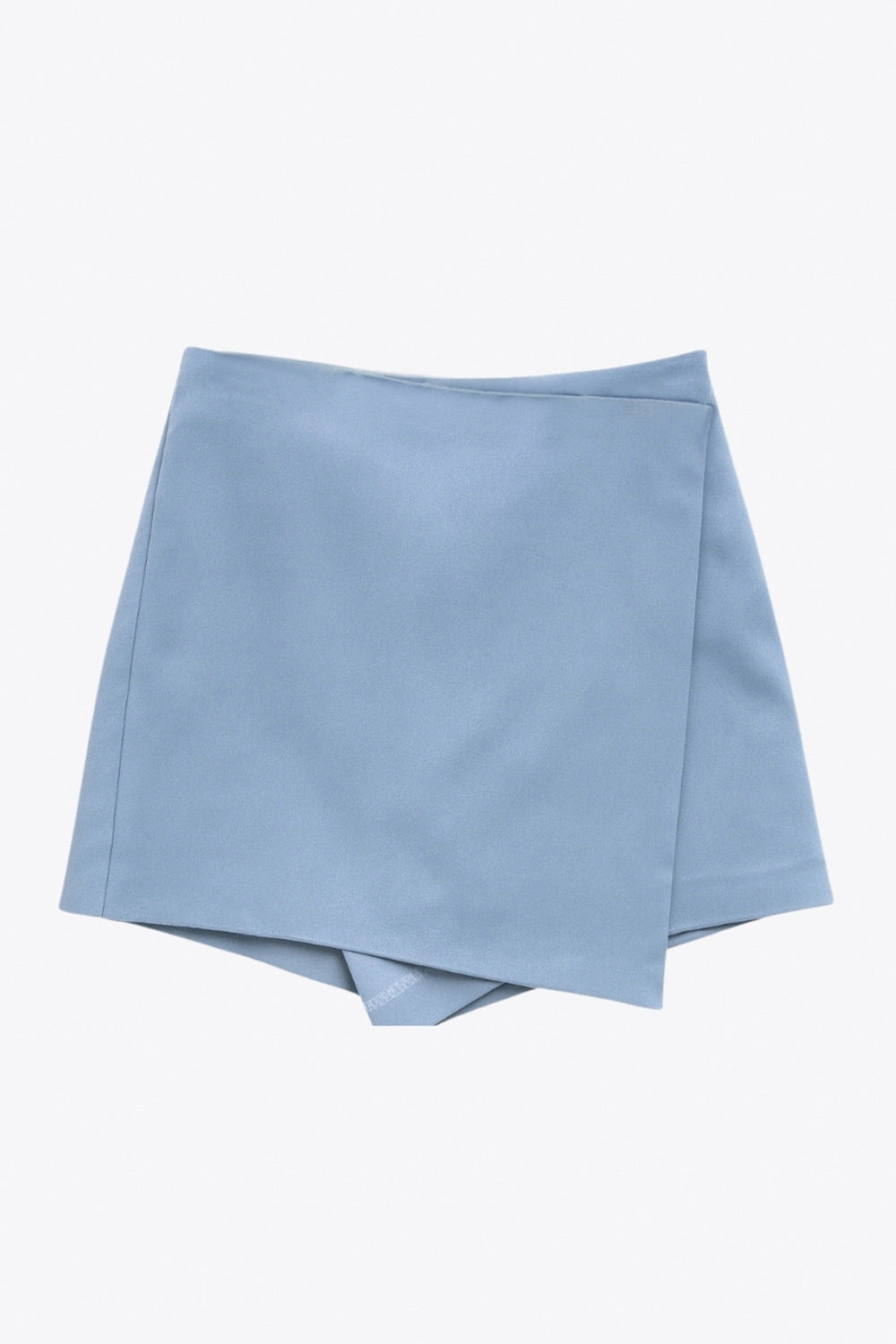 Falda short corto de fit ajustado, cintura alta, cruce frontal con bajo asimétrico, vivos decorativos posterior y cierre lateral con cremallera oculta.