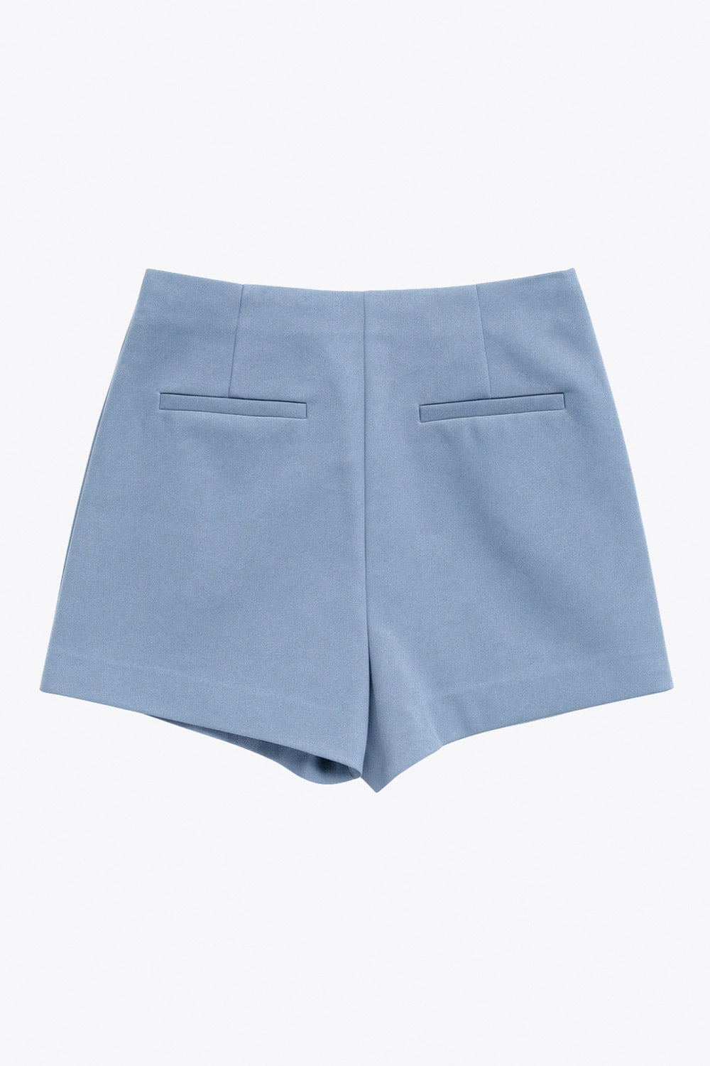 Falda short corto de fit ajustado, cintura alta, cruce frontal con bajo asimétrico, vivos decorativos posterior y cierre lateral con cremallera oculta.