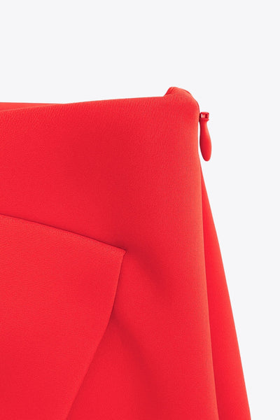 Falda short corto de fit ajustado, cintura alta, cruce frontal con bajo asimétrico, vivos decorativos posterior y cierre lateral con cremallera oculta.