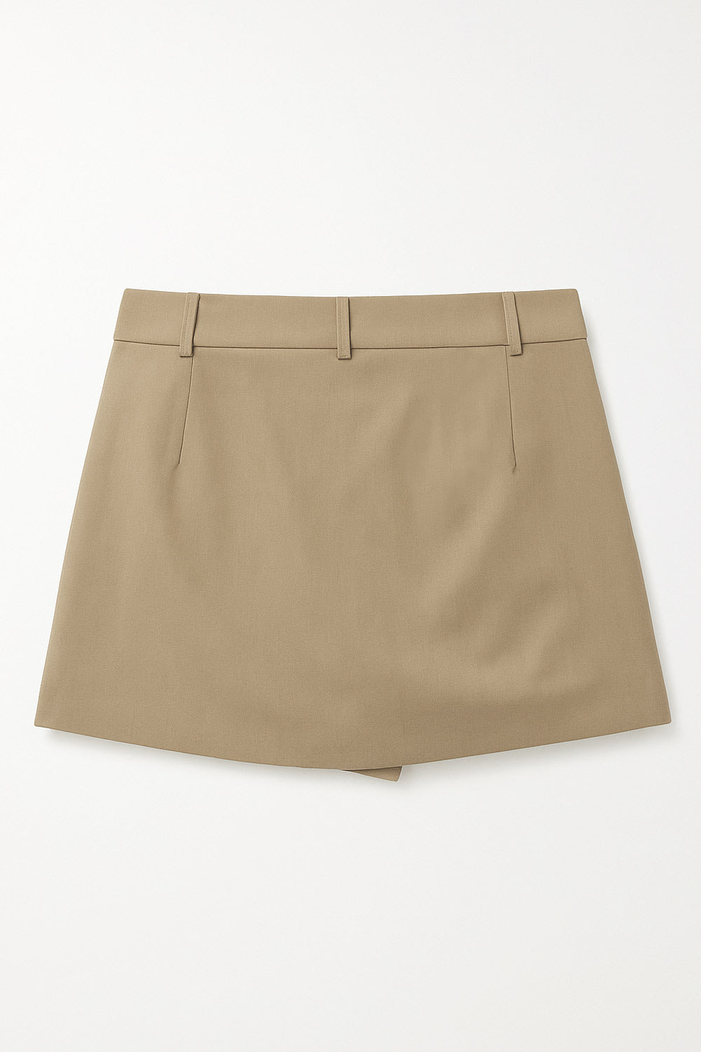 Falda short corto de cintura alta con pretina y trabillas, corte en a, cruce frontal en diagonal y vivos decorativos frontales. Cierre lateral con cremallera oculta.