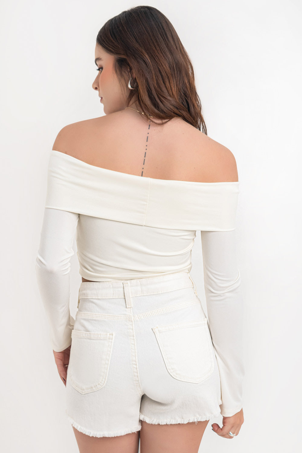 Falda short corto de denim, fit recto , cintura alta con pretina, trabillas, bolsillos delanteros y traseros de parche. Detalle de rotos en bajo, cierre frontal con cremallera oculta y botón en contraste.