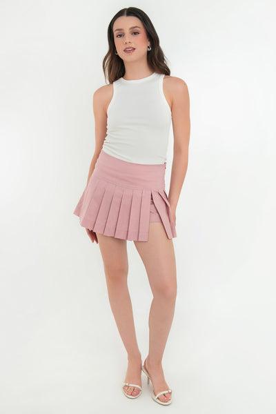Falda short corto tableado, de cintura alta con pretina ancha, abertura frontal y cierre lateral con cremallera oculta.