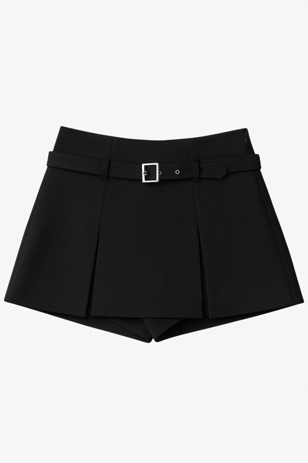 Falda short corto tableado, de cintura media, trabillas y cinturón con hebilla en contraste. Cierre lateral con cremallera oculta.
