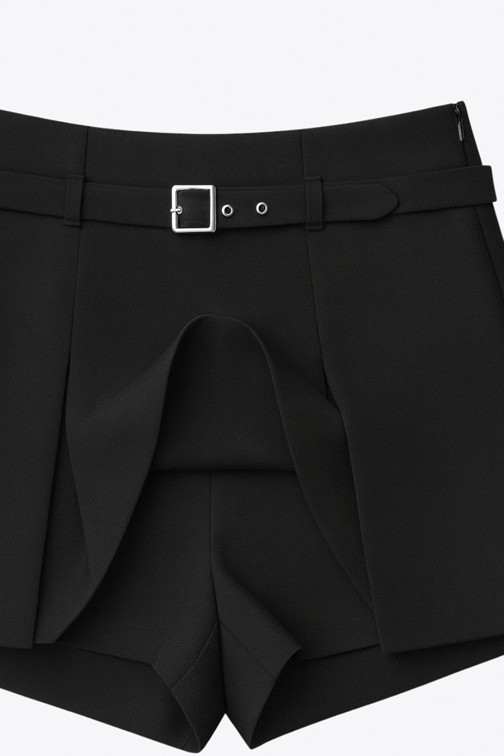 Falda short corto tableado, de cintura media, trabillas y cinturón con hebilla en contraste. Cierre lateral con cremallera oculta.