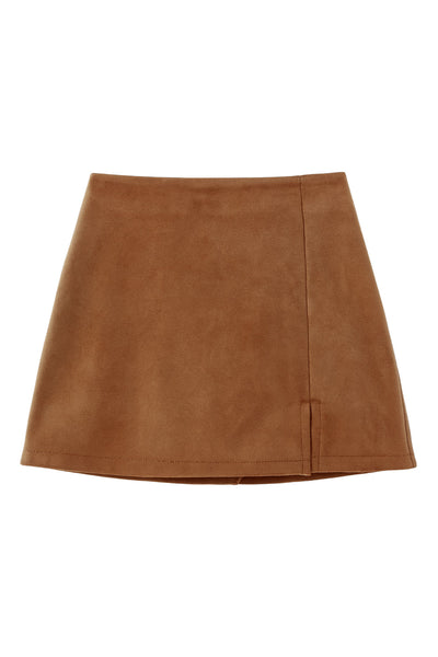 Falda short corto de gamuza, fit ajustado, cintura alta, abertura frontal en bajo y cierre lateral con cremallera oculta.