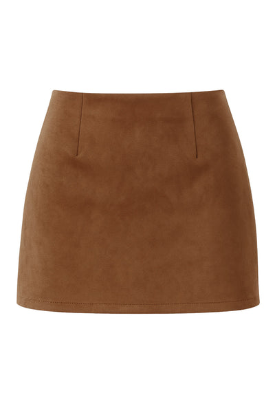 Falda short corto de gamuza, fit ajustado, cintura alta, abertura frontal en bajo y cierre lateral con cremallera oculta.