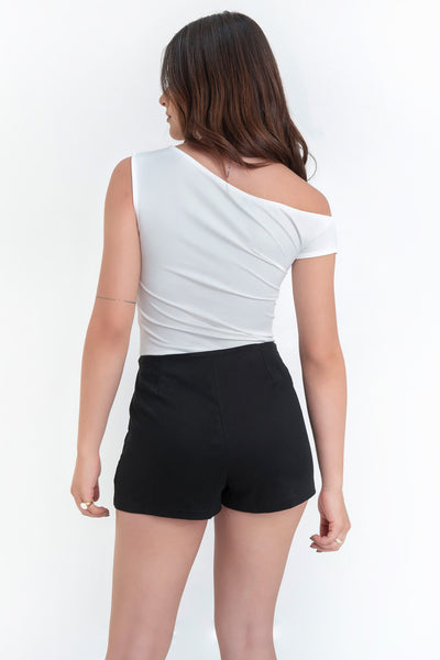 Falda short mini de fit ajustado, cintura baja y cierre lateral con cremallera oculta.