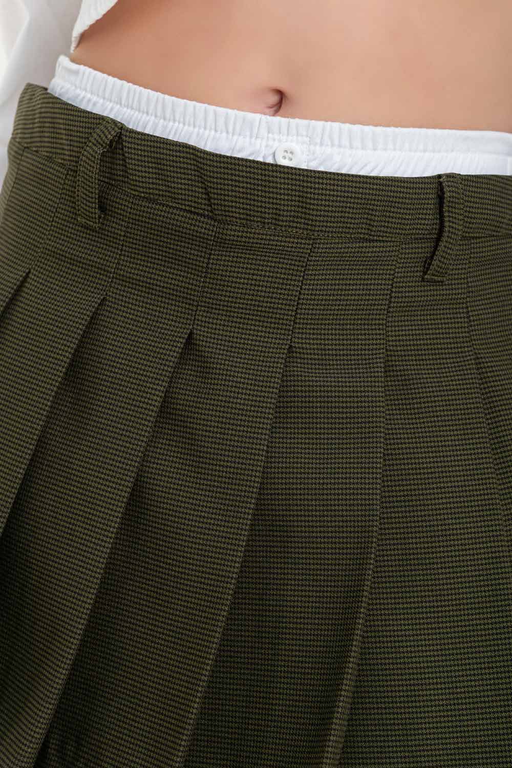 Falda short corto tableado, estampado, de cintura alta, pretina con trabillas y detalle de boxer en contraste. Cierre lateral con cremallera oculta.