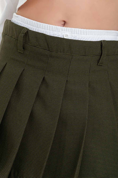 Falda short corto tableado, estampado, de cintura alta, pretina con trabillas y detalle de boxer en contraste. Cierre lateral con cremallera oculta.