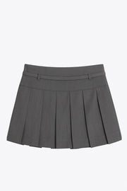 Falda short corto tableado, de corte en a, cintura alta con pretina, trabillas y lazo amarrable del tejido. Detalle de tableado en bajo y cierre lateral con cremallera oculta.