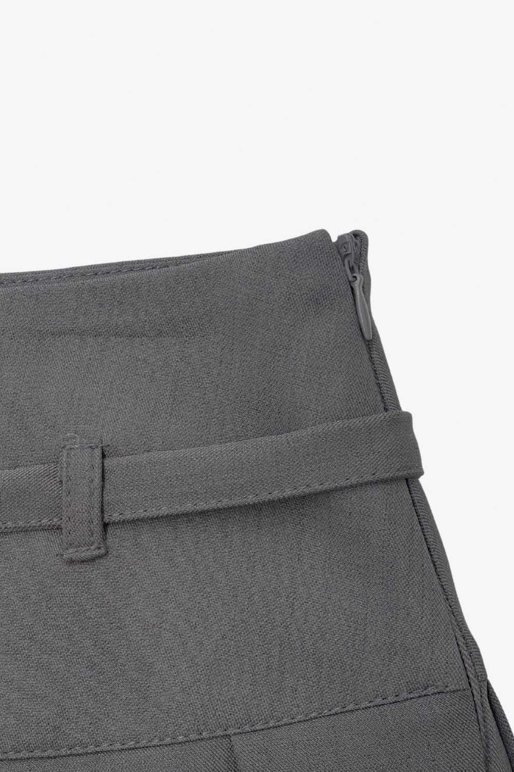 Falda short corto tableado, de corte en a, cintura alta con pretina, trabillas y lazo amarrable del tejido. Detalle de tableado en bajo y cierre lateral con cremallera oculta.