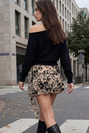 Falda short corto de mesh con estampado floral, cintura alta, corte en a, pretina ancha, bajo con capas de olanes y detalle decorativo. Cierre lateral con cremallera oculta.