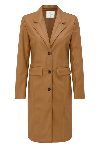 Abrigo largo de efecto piel, fit recto, con hombreras y solapa, bolsillos delanteros con cartera y manga larga. Cierre frontal con cruce de botones en contraste.