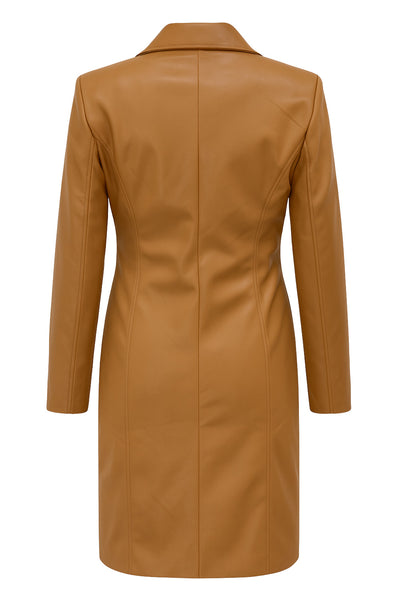 Abrigo largo de efecto piel, fit recto, con hombreras y solapa, bolsillos delanteros con cartera y manga larga. Cierre frontal con cruce de botones en contraste.