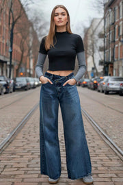 Pantalón de denim, fit wide leg, tiro alto, pretina criss cross con trabillas, bolsillos delanteros y traseros de parche. Cierre frontal con botón y cremallera oculta.