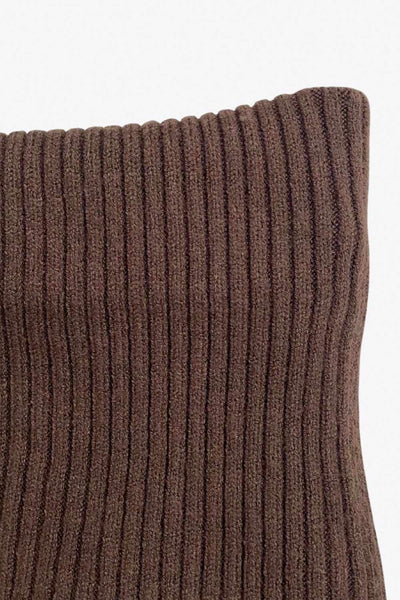 Jersey corto canalé de fit ajustado, hombros descubiertos con doblez en borde, manga larga y detalle de rib en bordes.