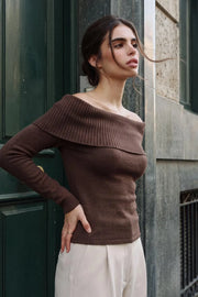 Jersey corto canalé de fit ajustado, hombros descubiertos con doblez en borde, manga larga y detalle de rib en bordes.
