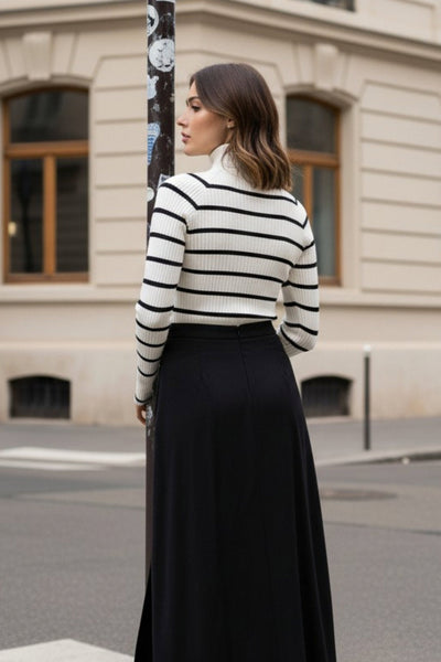 Jersey corto canalé de fit ajustado, estampado rayas, cuello alto seguido y manga larga.