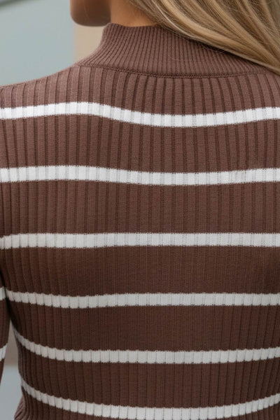 Jersey corto canalé de fit ajustado, estampado rayas, cuello alto seguido y manga larga.