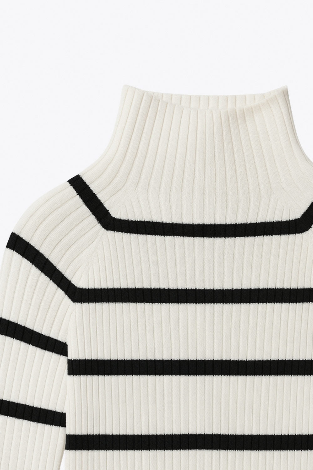 Jersey corto canalé de fit ajustado, estampado rayas, cuello alto seguido y manga larga.