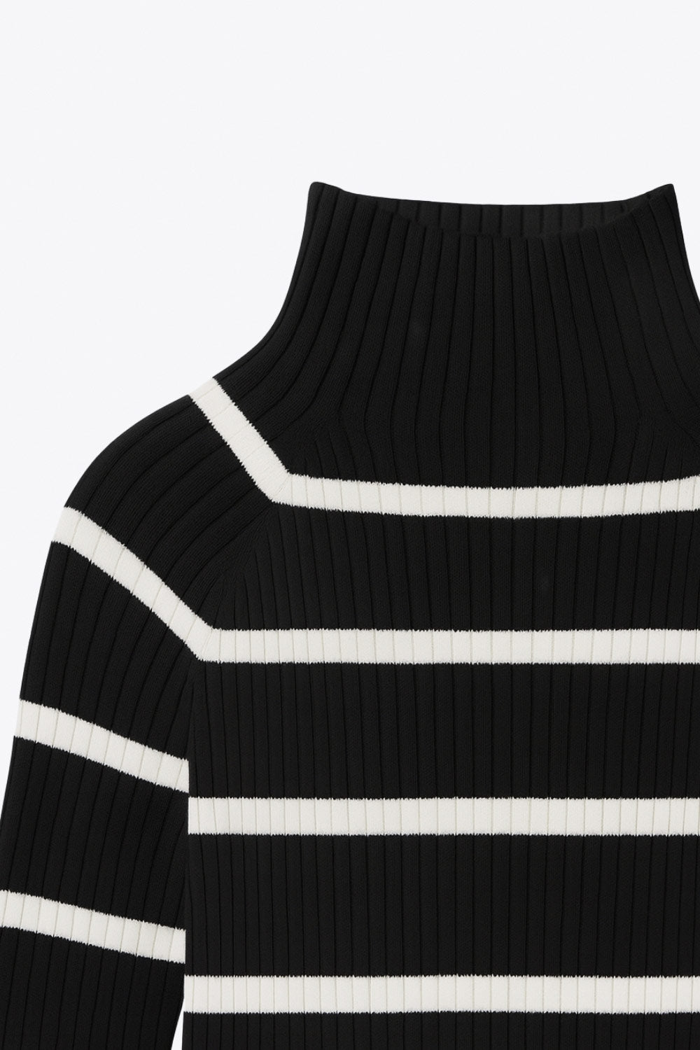 Jersey corto canalé de fit ajustado, estampado rayas, cuello alto seguido y manga larga.