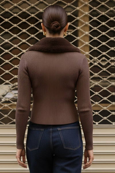 Jersey corto canalé de fit recto, manga larga, cuello v con solapa desmontable de efecto pelo y cierre frontal lazo amarrable.