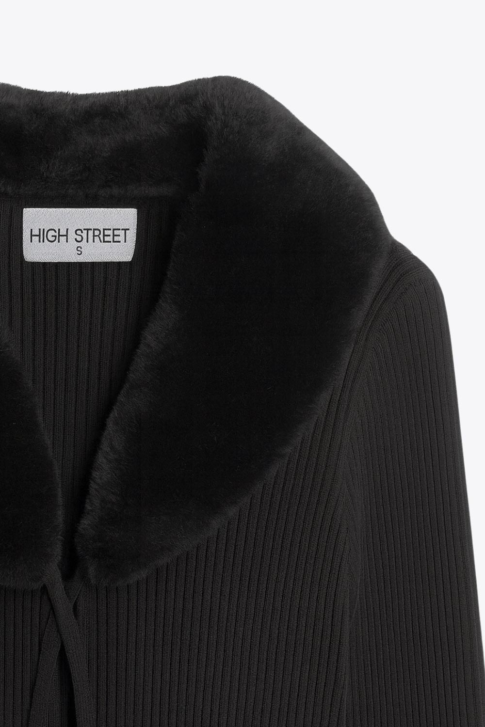 Jersey corto canalé de fit recto, manga larga, cuello v con solapa desmontable de efecto pelo y cierre frontal lazo amarrable.