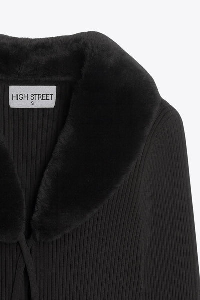 Jersey corto canalé de fit recto, manga larga, cuello v con solapa desmontable de efecto pelo y cierre frontal lazo amarrable.