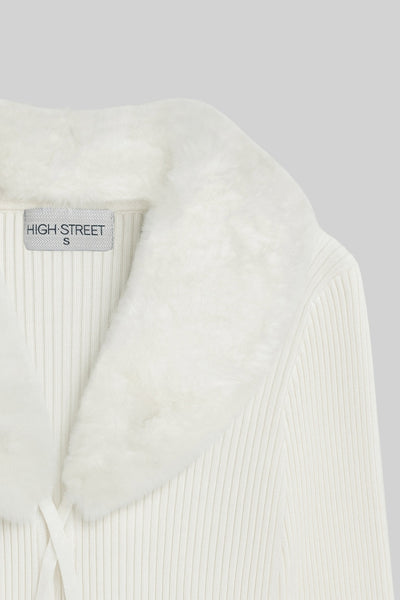 Jersey corto canalé de fit recto, manga larga, cuello v con solapa desmontable de efecto pelo y cierre frontal lazo amarrable.