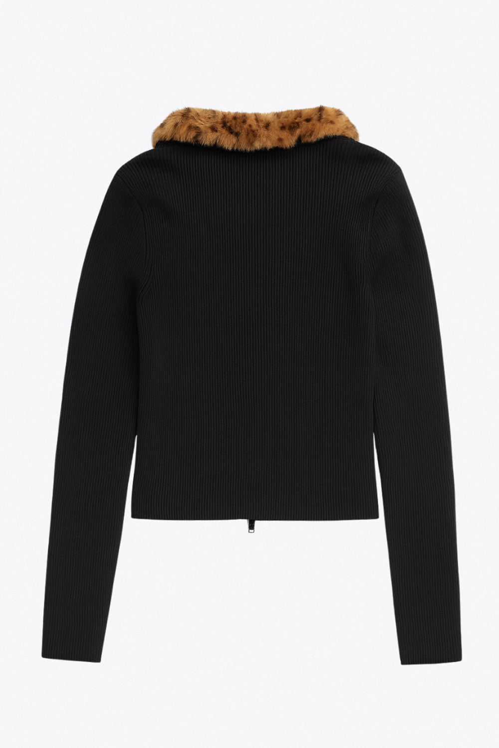 Jersey canalé de punto, fit ajustado, manga larga, cuello con solapa de efecto pelo y cierre frontal con cremallera.