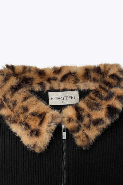 Jersey canalé de punto, fit ajustado, manga larga, cuello con solapa de efecto pelo y cierre frontal con cremallera.