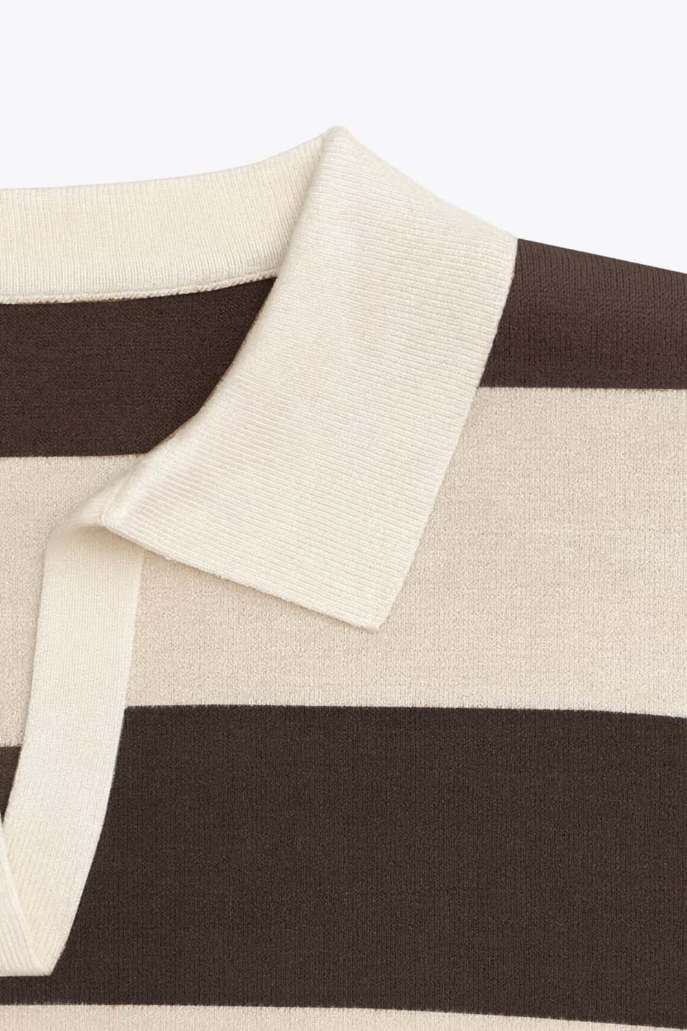 Jersey corto de punto, estampado rayas, fit recto, manga larga con rib en puño y escote v con cuello polo en contraste.