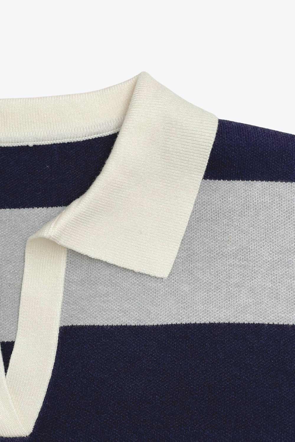 Jersey corto de punto, estampado rayas, fit recto, manga larga con rib en puño y escote v con cuello polo en contraste.