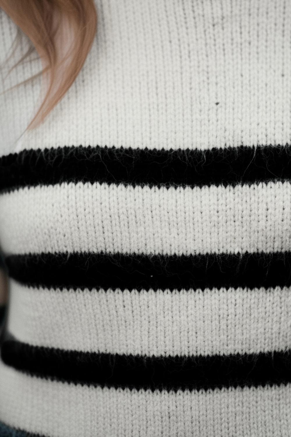 Jersey de punto, estampado rayas, fit oversized, manga larga con rib en puños y cuello redondo.