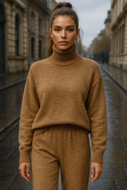Jersey de punto, fit oversized, cuello alto con rib, manga larga amplia con hombro caído, rib en bajo y puños. Detalle de costuras decorativas.