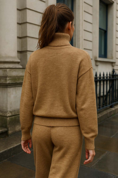 Jersey de punto, fit oversized, cuello alto con rib, manga larga amplia con hombro caído, rib en bajo y puños. Detalle de costuras decorativas.