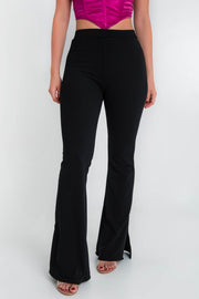 Legging ajustado de cintura alta, pretina elástica ancha, fit palazzo y detalle de aberturas laterales en bajo.