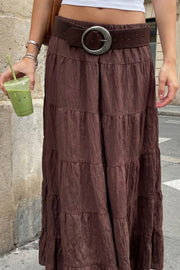 Falda maxi de cintura media con pretina elástica, corte en a y capas de olanes en bajo.